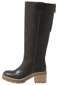 Vysoká, tmavě hnědá kožená bota s texturovaným povrchem, zakulacenou špičkou a světlým podpatkem. Má boční zip a šití jako detaily.