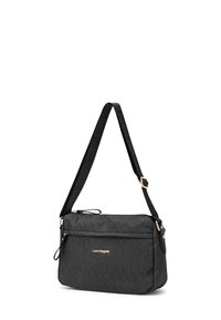 Borsa a tracolla in tessuto nero con finitura strutturata, caratterizzata da un logo dorato, chiusura con zip e tracolla regolabile. Design sottile e rettangolare.