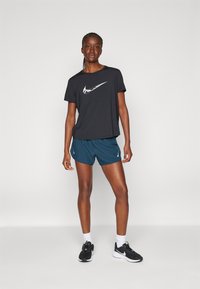 Nike Performance FAST TEMPO SHORT - Pantalón corto de deporte - armory navy/silver
