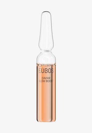Transparente Glasampulle mit verjüngtem Hals, die eine hellrosa Flüssigkeit enthält. Das Etikett trägt die Aufschrift "EUBOS CAVIAR GLOW BOOST." Luftblasen sind sichtbar.