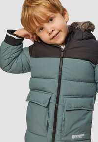 Gepolsterte Jacke in Türkis und Schwarz, mit einem Reißverschluss, zwei vorderen Taschen mit Druckknöpfen und einer Kapuze mit Kunstpelzbesatz.