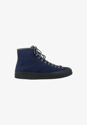 Høj top navy blå sneaker med grå snørebånd, sort gummisål og diskret tekstureret mønster på stoffets overdel.