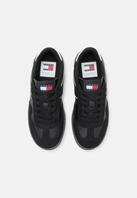 Tommy Jeans COURT - Sportcipő - black