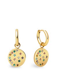 Orecchini a cerchio in oro con pendenti rotondi decorati con pietre sfaccettate colorate di diverse forme e dimensioni, disposte in un motivo sparso.