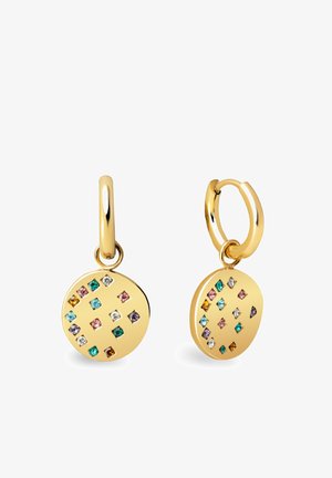 Złote kolczyki w kształcie kółek z okrągłymi zawieszkami ozdobionymi kolorowymi, fasetowanymi kamieniami w różnych kształtach i rozmiarach, ułożonymi w rozproszony wzór.
