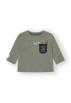 Camisa de manga larga para niño en verde oliva con un bolsillo negro, un gráfico de bicicleta roja y el texto "Bonita bicicleta", "Disfruta del viaje" y "Nunca dejes de pedalear".