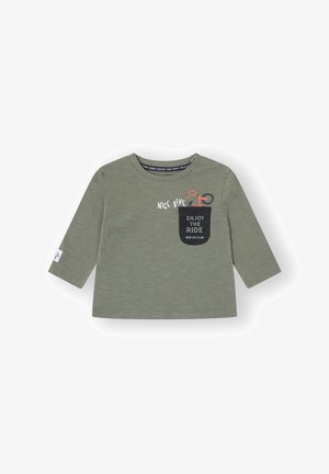 Camisa de manga larga para niño en verde oliva con un bolsillo negro, un gráfico de bicicleta roja y el texto "Bonita bicicleta", "Disfruta del viaje" y "Nunca dejes de pedalear".