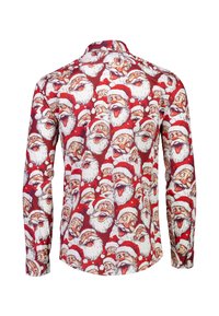 Langsnelhemd met een levendige rode stof, versierd met herhaalde illustraties van blije Kerstmannetjes die rode hoeden met witte rand dragen.