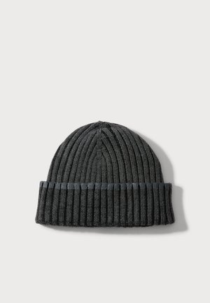 Bonnet en maille côtelée gris foncé, avec un large revers, présenté sur un fond clair.