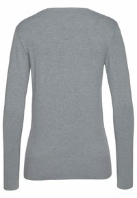 Maglione grigio chiaro a maniche lunghe, scollatura tonda, texture in maglia morbida, design aderente, semplice e senza motivi o decorazioni visibili.
