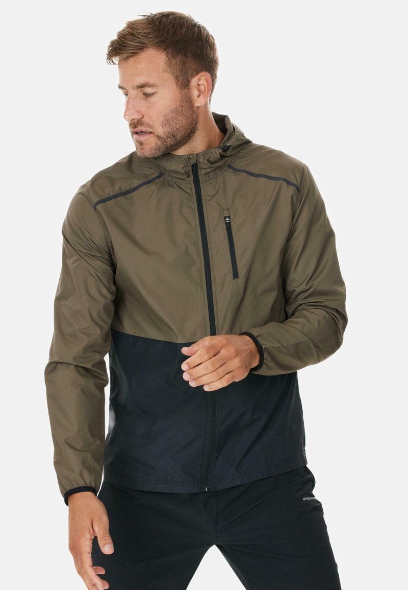Hoodie-Jacke mit einem Farbblockdesign in Olivgrün und Schwarz, aus leichtem Material gefertigt, mit einer Reißverschlusstasche auf der Brust und elastischen Bündchen.