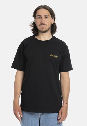 Schwarzes Baumwoll-T-Shirt mit kurzen Ärmeln und runden Ausschnitt. Auf der linken Seite befindet sich der gelbe gestickte Text "HomeBy".