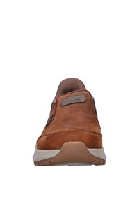 Braune Leder-Sneaker mit strukturiertem Obermaterial, niedrigem Profil, gepolstertem Kragen und beiger Gummisohle. Mit Logo-Patch an der Seite.