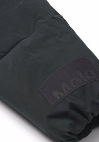 Czarna kurtka puchowa z detalami takimi jak teksturowana tkanina, przeszywane szwy oraz wyraźna naszywka z marką "Molo".