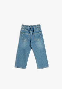 Pantalones de denim azul con una cintura elástica fruncida, dos bolsillos traseros y perneras rectas. Presentan dobladillos deshilachados y un lavado desgastado.