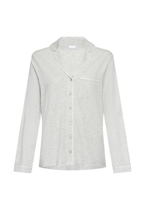 Svetlo siva pižama z dolgimi rokavi in gumbi, z belim robom, izrezanim ovratnikom in žepom na prsih, prikazana na belem ozadju.