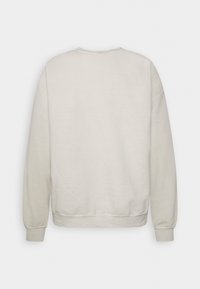 Sudadera gris claro, de cuello redondo, con mangas alargadas, puños y dobladillo acanalados, textura suave, diseño minimalista sin patrones ni acentos visibles.