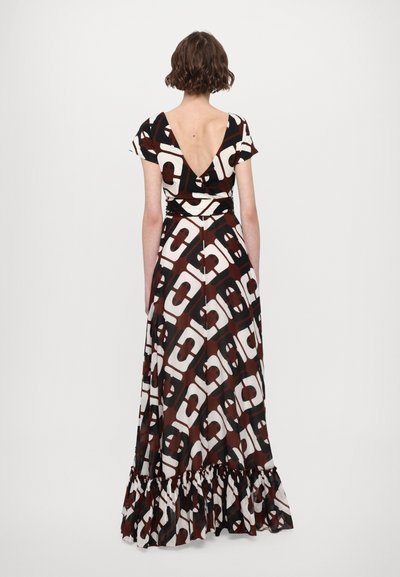 Vestido largo y fluido en marrón, blanco y negro con un patrón audaz. Presenta una espalda en V profunda, mangas cortas y un dobladillo con volantes.