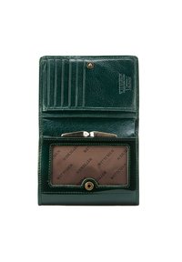 Portefeuille en cuir vert avec plusieurs emplacements pour cartes, un compartiment zippé et une fenêtre transparente pour la carte d'identité. Accents en métal doré. Fini texturé.