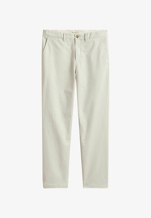 Pantalon chino beige clair à jambes droites avec poches avant, passants pour ceinture, fermeture par bouton et étiquette de la marque à l'intérieur de la ceinture.