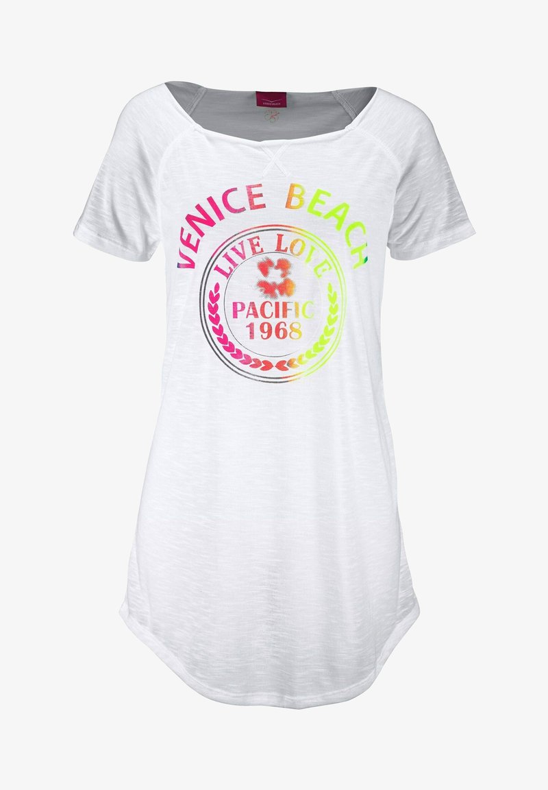 T-shirt blanc à manches courtes avec un col rond. Présente un texte graphique multicolore : "Venice Beach," "Live Love," et "Pacific 1968."