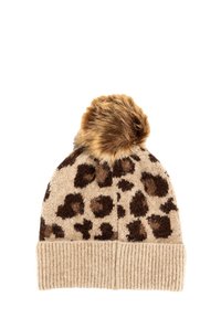 Beanie a maglia con stampa leopardata in beige e marrone, dotata di un morbido pom-pom in pelliccia sintetica sulla parte superiore e di un bordo a coste nella parte inferiore.