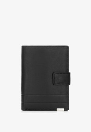 Czarny skórzany portfel o gładkiej fakturze, z bezpiecznym zapięciem i subtelnymi poziomymi detalami przeszycia. Małe metalowe logo z przodu.