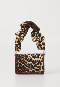 Sac à main en imprimé léopard avec une poignée style chouchou. Fabriqué en tissu texturé avec une bordure bordeaux. Présente un logo en blanc sur le devant.