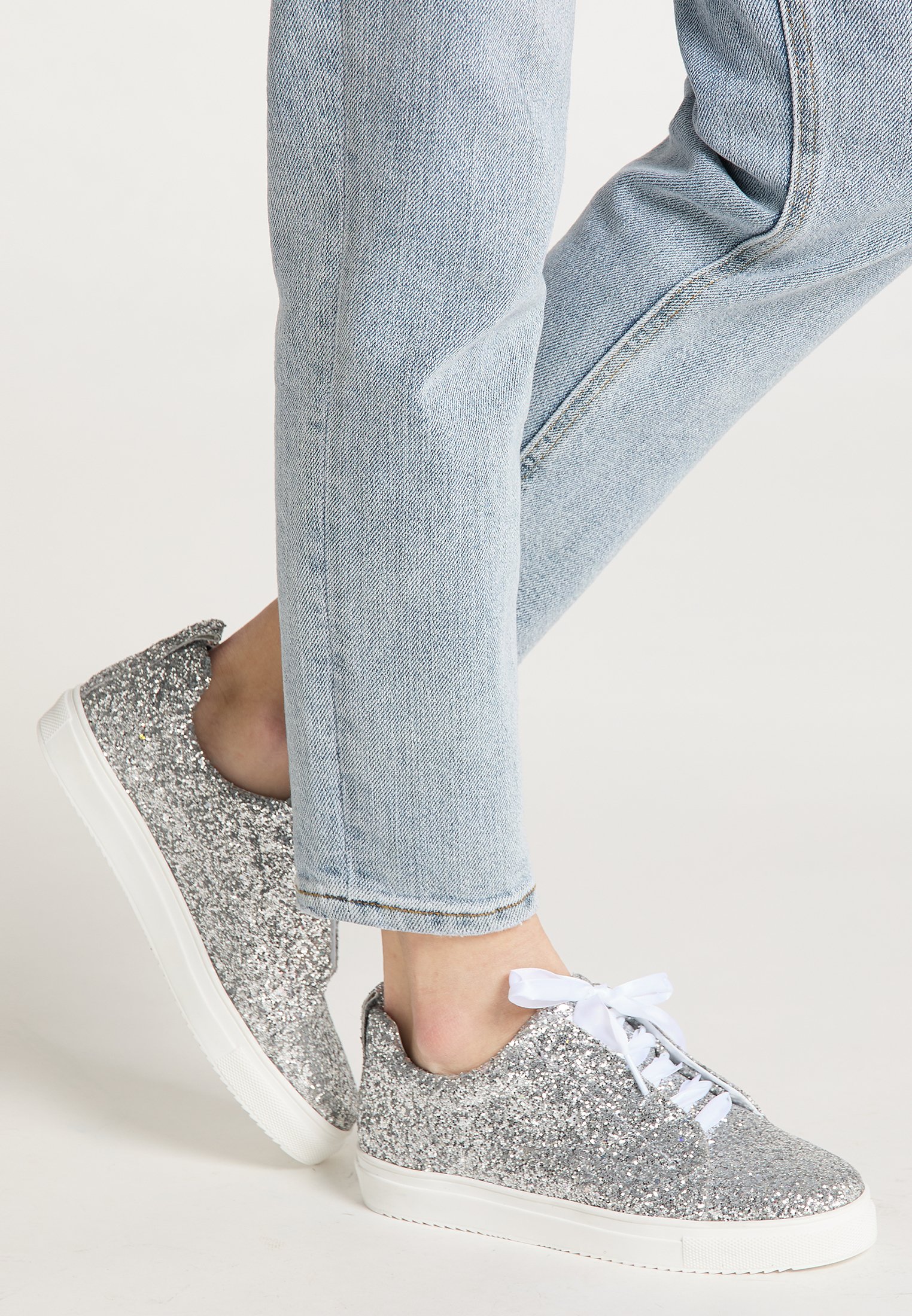 Wit/Zilveren Sneakers met Kleine Sleehak - Uwantisell.nl