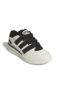 Scarpa da ginnastica atletica bianca e nera con mesh testurizzato e pelle liscia. Presenta tre strisce nere, lacci e un logo sulla linguetta.