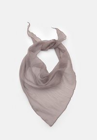 Průsvitný šátek s texturou v světle fialové barvě, s trojúhelníkovým tvarem a proplétanými konci, zdůrazňující měkký, splývavý materiál.