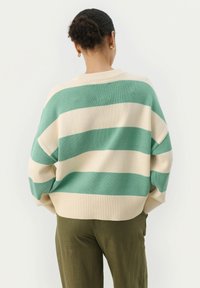 Stribet sweater i grøn og cremet, med en løs pasform, ribbede manchetter og kant, strikket tekstur og en bred halsudskæring.