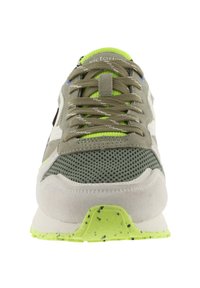 Sneaker verde e grigio con materiali in rete e suede. Presenta accenti verde brillante e una suola puntinata. Design con allacciatura e linguetta imbottita.