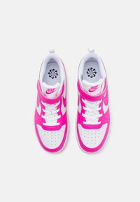 Nike sneakers med en vit och klar rosa färgschema, syntetiskt övre material, perforerad tå och ett kardborreband överst.