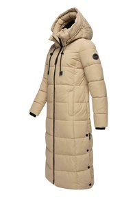 Šviesiai rudas ilgas pūkinis paltas su gobtuvu, su juodais akcentais, siuvinėtu dizainu, priekiniais užtrauktukais ir šoniniais kišenėmis.