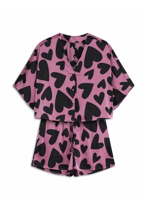 Różowy komplet krótki z wzorami, składający się z bluzki z krótkim rękawem z czarnymi serduszkami oraz dopasowanych szortów, wykonany z gładkiego i lekkiego materiału.