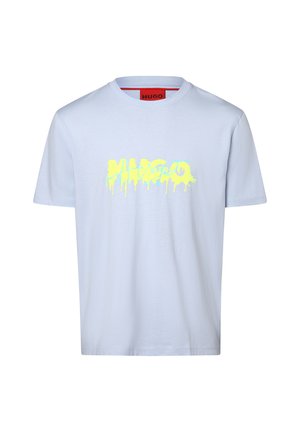 T-shirt à manches courtes bleu clair avec le logo "HUGO" en style goutte d'eau jaune et bleu clair centré sur la poitrine, et une étiquette intérieure rouge au niveau du col.