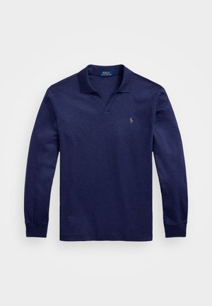 Marineblauwe polo met lange mouwen van katoen, met een v-hals, geribbelde manchetten en een klein geborduurd logo op de borst.