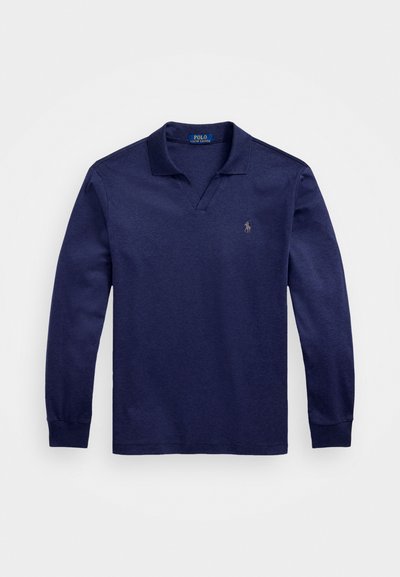 Mörkblå långärmad polo t-shirt i bomull, med v-ringning, ribbade mudd och en liten broderad logotyp på bröstet.