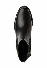 Botín negro de cuero hasta el tobillo con paneles laterales elásticos y punta redondeada. Textura suave con un brillo sutil. Logo visible en la plantilla.