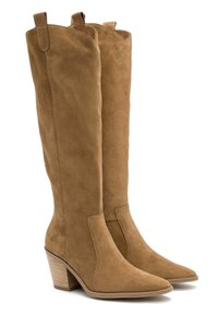 Bottes montant jusqu'aux genoux en daim couleur tan, avec des bouts pointus, des coutures latérales et des talons empilés. Présentent une texture lisse et des détails de couture visibles.