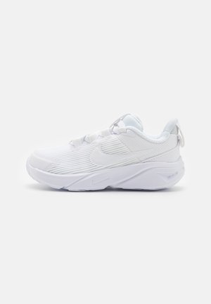 Zapatillas deportivas blancas con parte superior de malla texturizada, cierre de cordones y cuello acolchado. Presenta una suela ligera con sutiles acentos de marca.