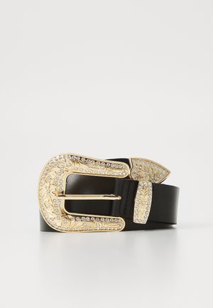 Černý kožený pásek s velkou, ozdobnou zlatou sponou zdobenou kamínky a složitými květinovými vzory.