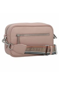 Borsa a tracolla in pelle rosa chiaro con tasche con zip frontale e posteriore, hardware in argento e una tracolla regolabile a fantasia con strisce nere e arancioni.