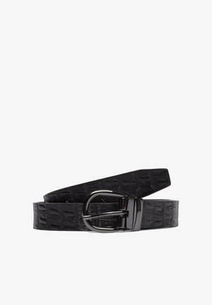 Zwarte riem met krokodillenstructuur en een glanzende zwarte metalen gesp, voorzien van een klassiek frameontwerp en een glad lederen afwerking.