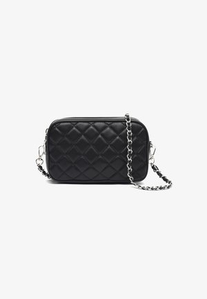 Borsa a tracolla nera trapuntata in pelle, con forma rettangolare e tracolla in catena argentata, dotata di chiusura con zip e superficie texturizzata.