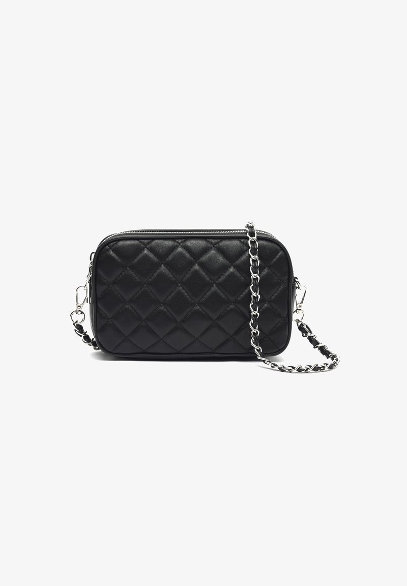 Borsa a tracolla nera trapuntata in pelle, con forma rettangolare e tracolla in catena argentata, dotata di chiusura con zip e superficie texturizzata.