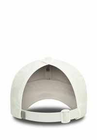 Weißes Baseballcap mit runder Krone, glattem Stoff, verstellbarem Rückriemen und innerer Netzfutter für Belüftung.