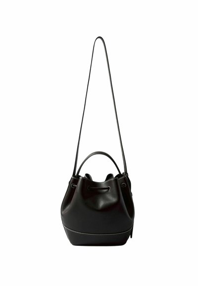 Borsa a secchiello in pelle nera con chiusura a coulisse, doppi manici e superficie liscia e testurizzata. Presenta dettagli in cucitura bianca.