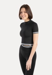 Czarny dopasowany sportowy top z krótkimi rękawami, wysokim dekoltem i białymi paskami na rękawach i u dołu. Gładka, elastyczna tkanina.